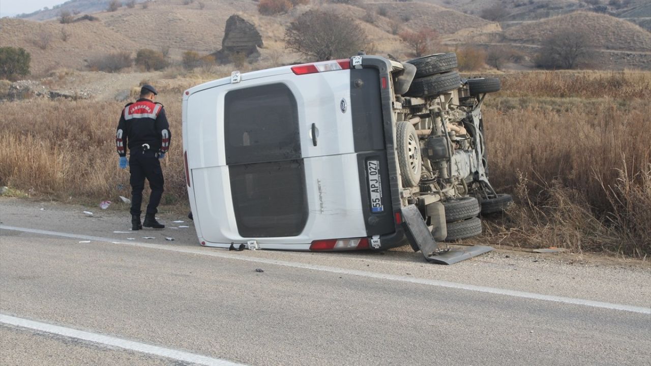 Osmancık'ta İşçi Servisi ile Traktör Çarpıştı: 16 Yaralı