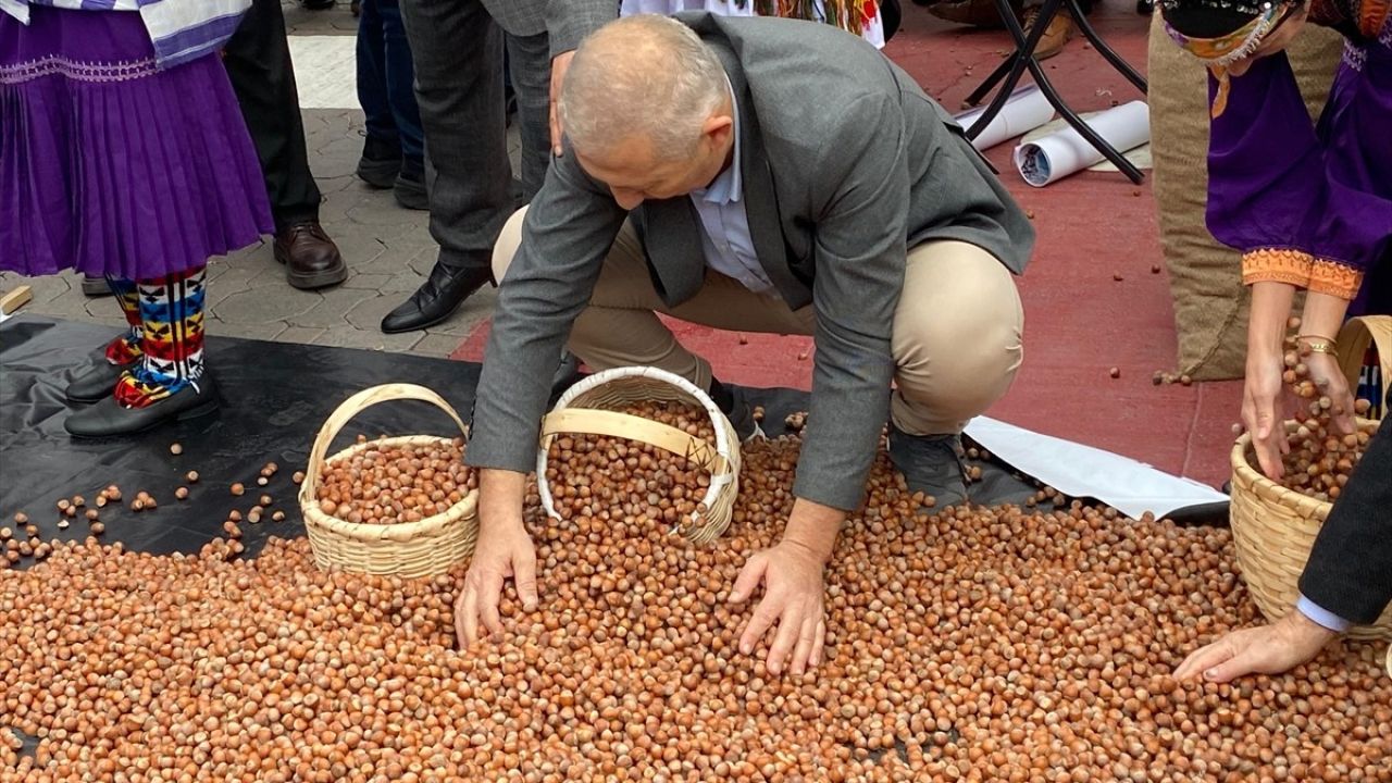 Kadıköy'de Ücretsiz Fındık Dağıtımı Etkinliği