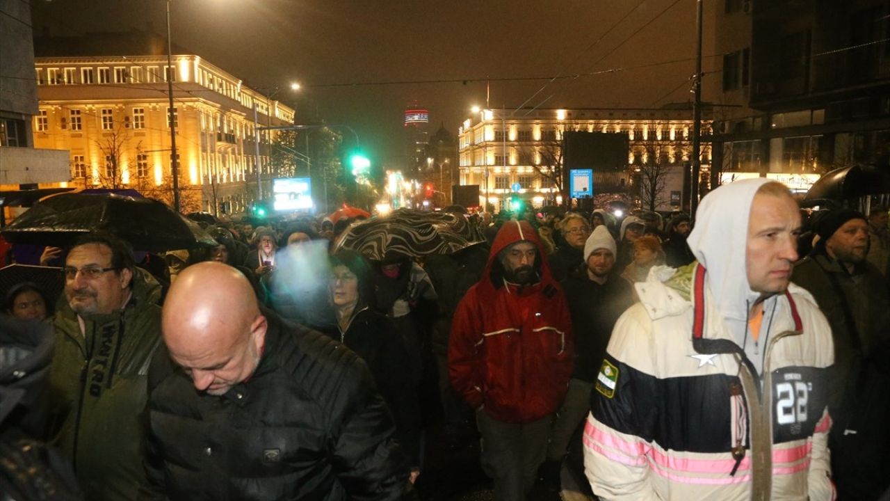 Sırbistan'da Tren İstasyonu Kazası Protesto Edildi