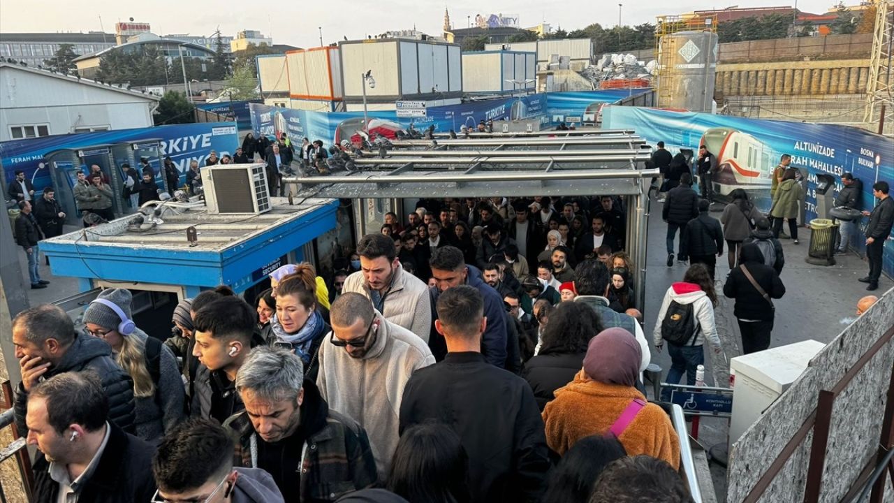 İstanbul Metrobüs Duraklarında Yolcu Yoğunluğu Artış Gözlendi