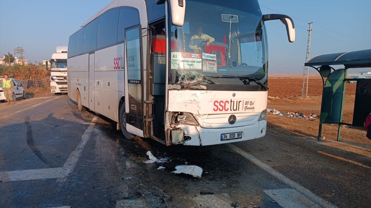 Mardin'de Tur Otobüsü ve Minibüs Çarpıştı