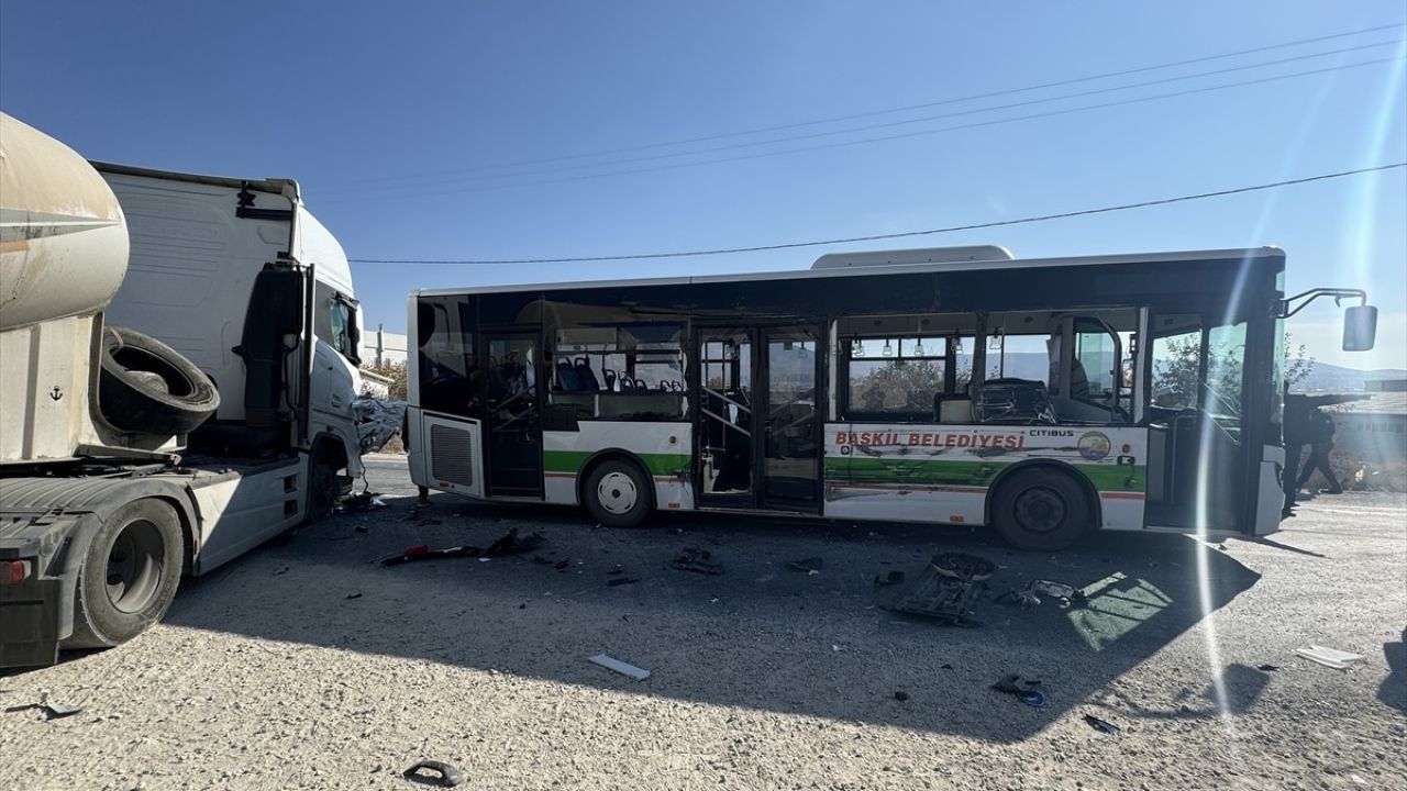 Elazığ'da Otobüs ve Tır Çarpışması: 6 Yaralı