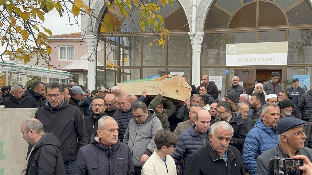 Tekirdağ'da Annesini Bıçaklayarak Öldüren Oğlun Cenazesi Toprağa Verildi