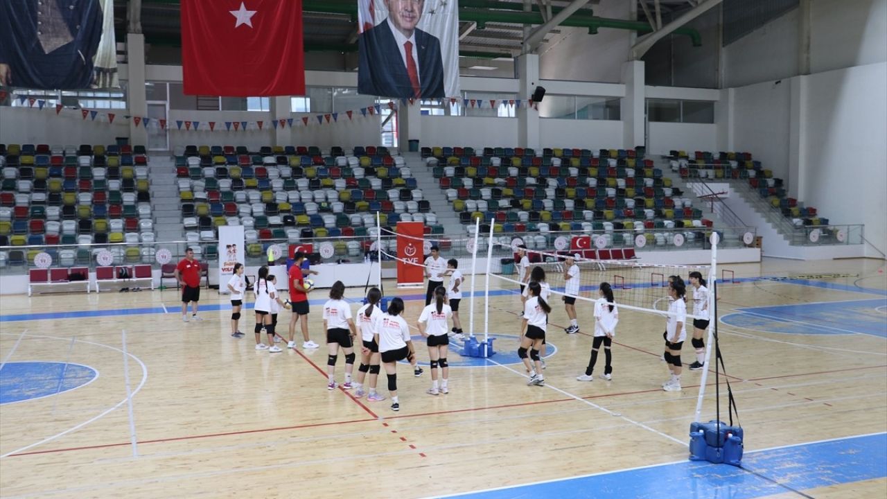 Kilis'te Yeni Voleybol Okulu Açıldı