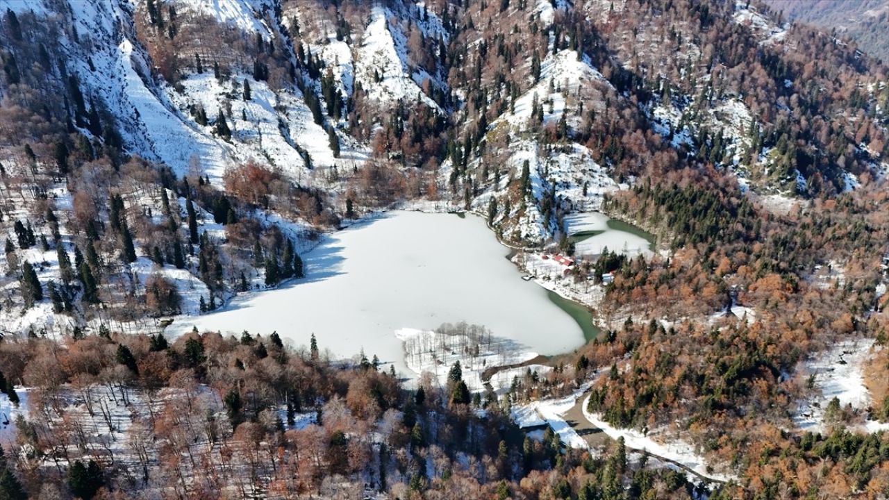 Borçka Karagöl Tabiat Parkı'nda Kış ve Sonbahar Buluşuyor