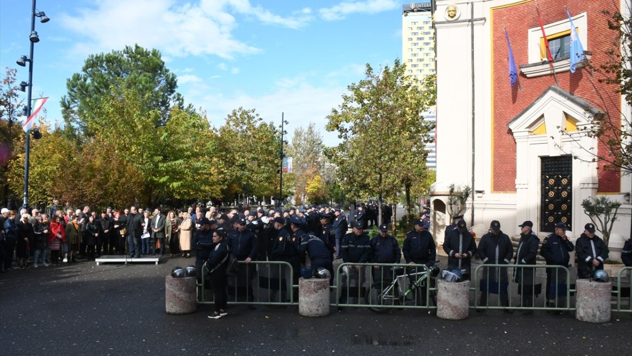 Tiran'da Yolsuzluk İddialarına Protesto