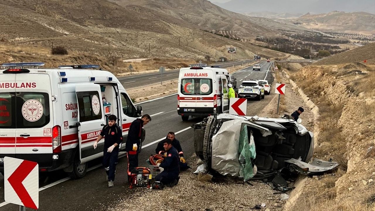 Otomobil Devrildi: Malatya'da 5 Kişi Yaralandı