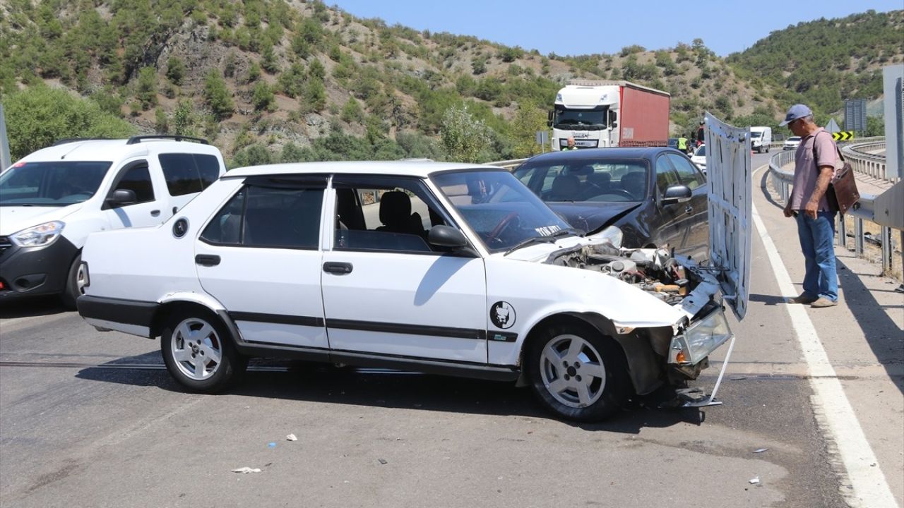 Amasya'da İki Araç Çarpıştı: 3 Yaralı