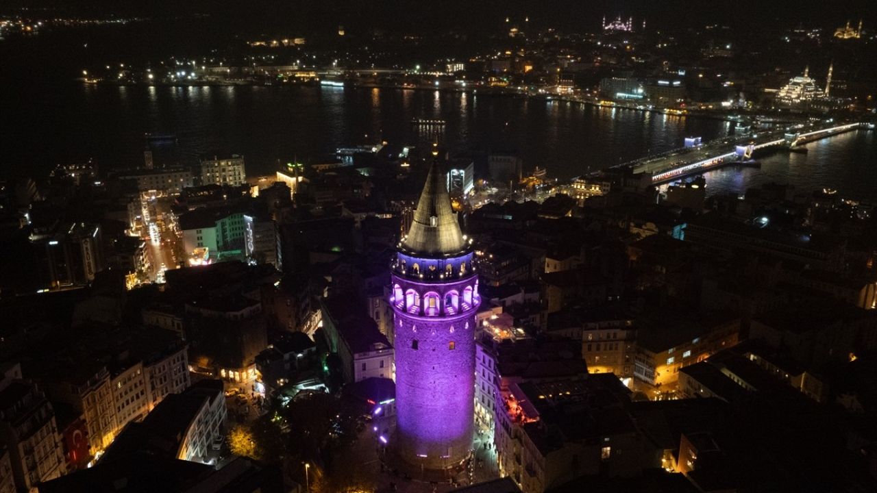 İstanbul, Dünya Prematüre Günü'nde Mor Işıkla Aydınlatıldı