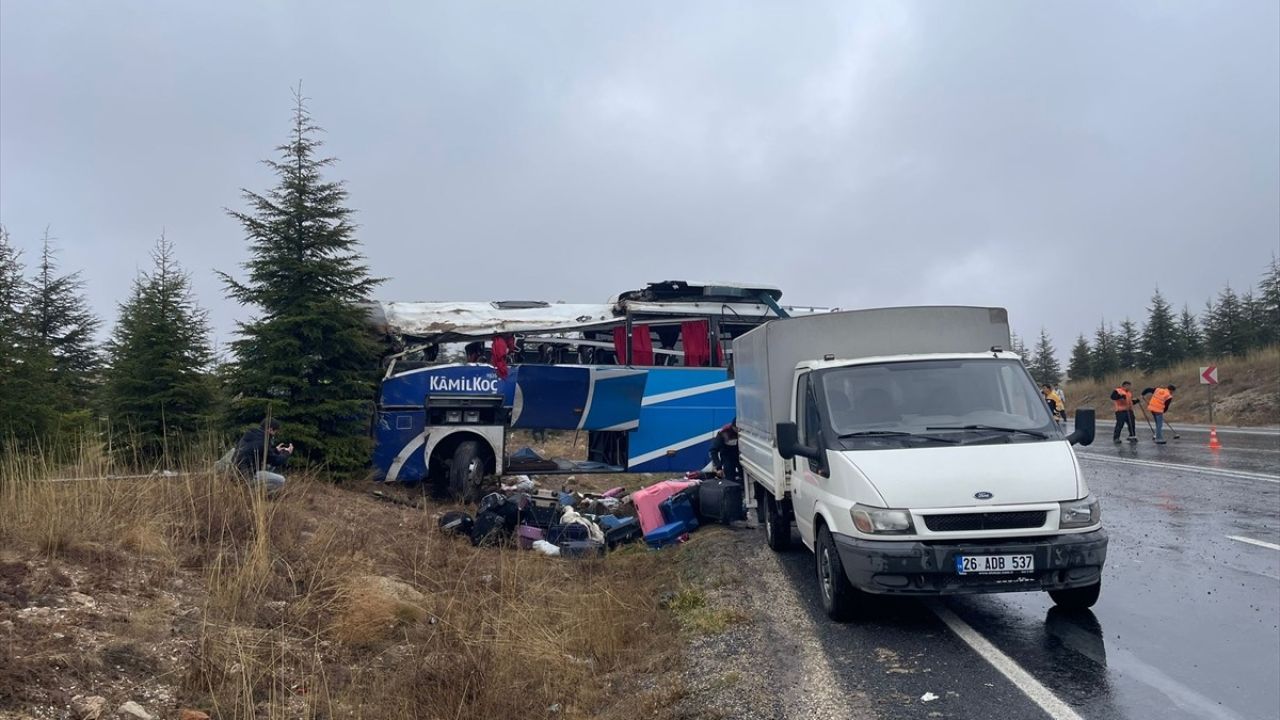 Eskişehir'de Devrilen Yolcu Otobüsü Feci Kaza: 1 Ölü, 30 Yaralı