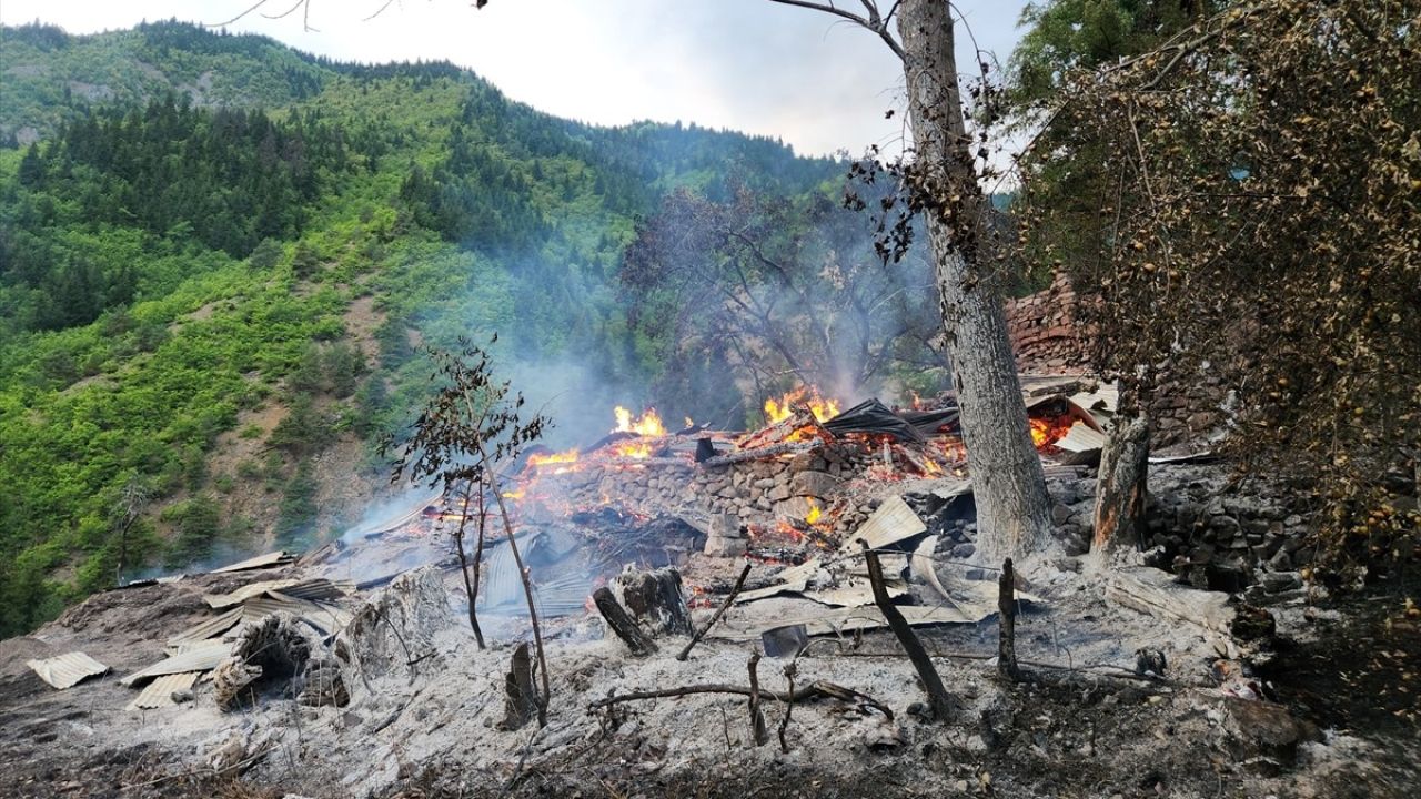 Şavşat’ta Yangın Üç Evi Küle Çevirdi