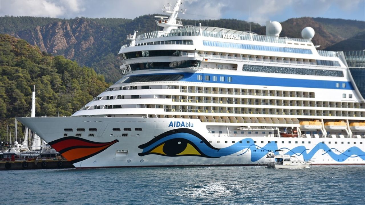 Marmaris'e Gelen 'Aida Blu' Yolcu Gemisi İle 2.038 Turist Dünyayı Gezdiler