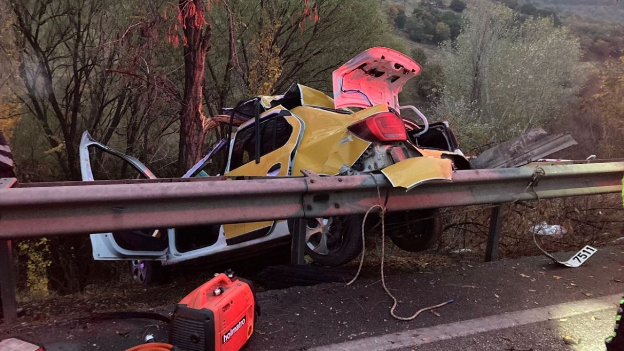 Manisa'da Feci Trafik Kazası: Bir Yolcu Hayatını Kaybetti