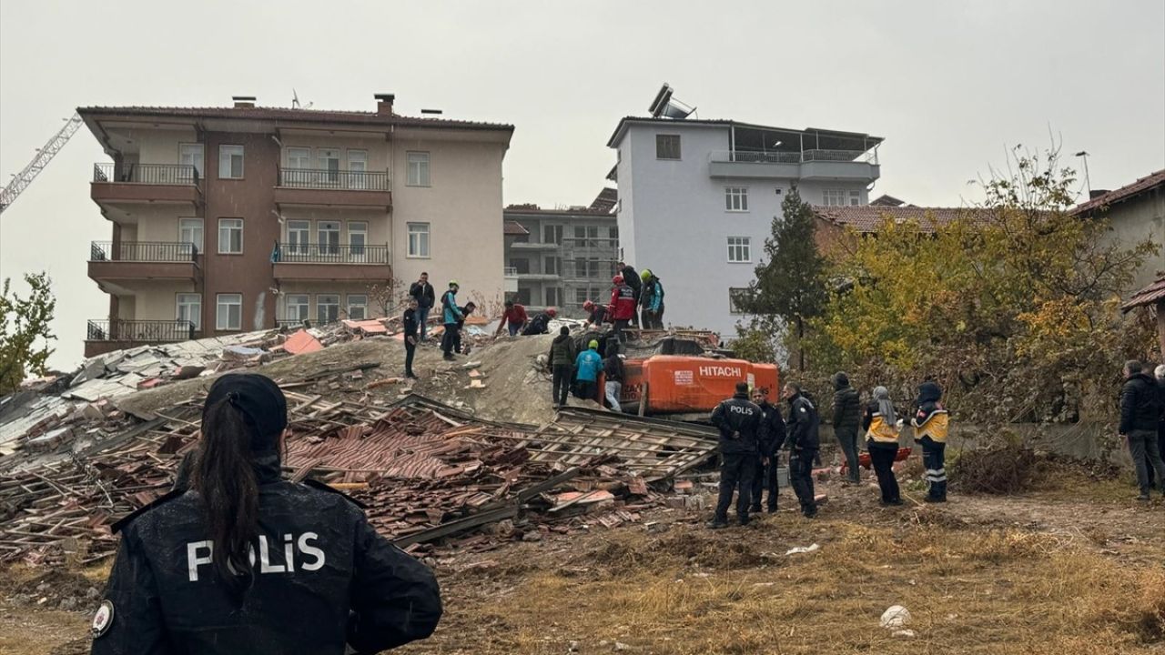 Malatya'da Yıkım Sırasında İş Makinesinin Üzerine Devrildi