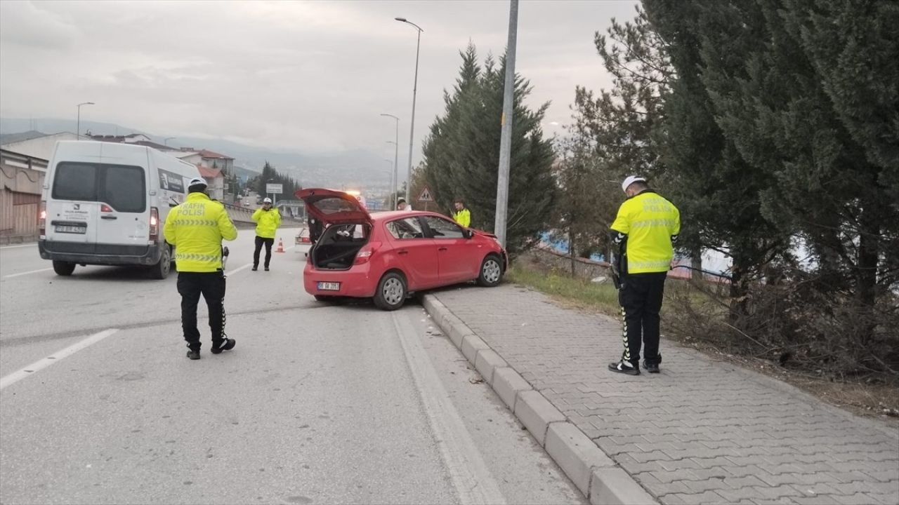 Karabük'te Aydınlatma Direğine Çarpan Otomobil Kazası