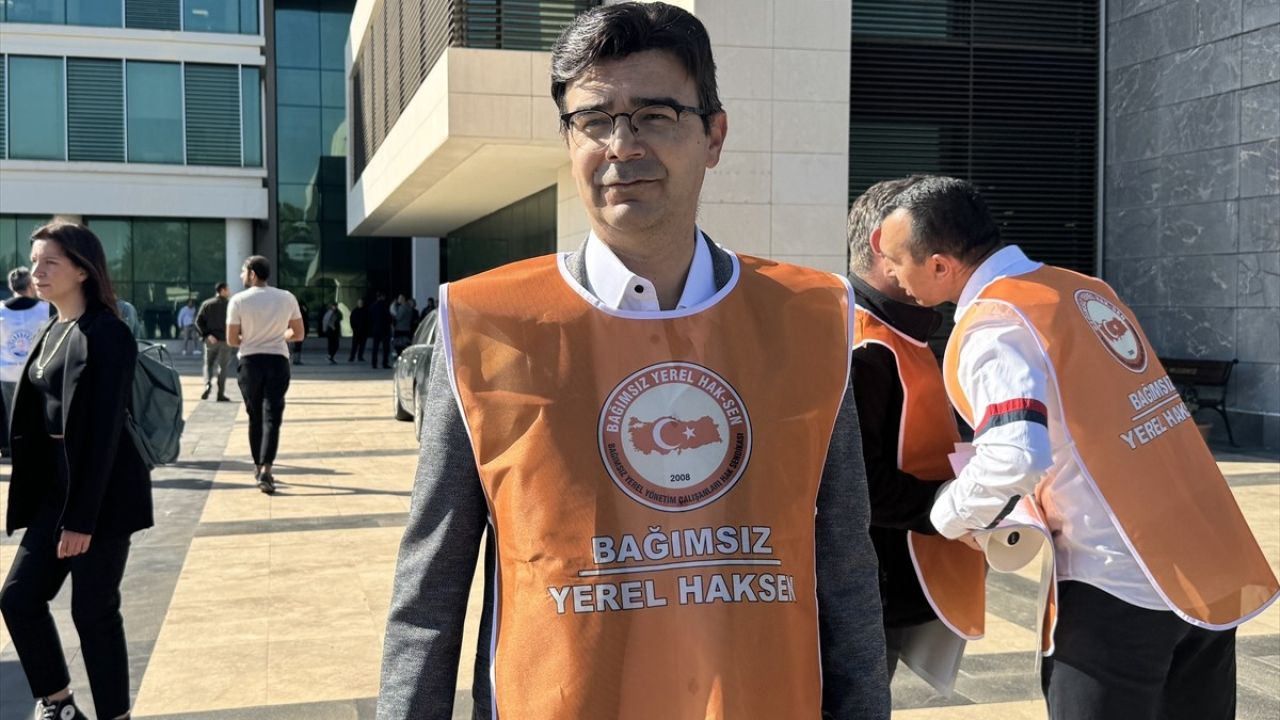 Konyaaltı Belediyesi'nde Maaş Eksiklikleri Protesto Edildi