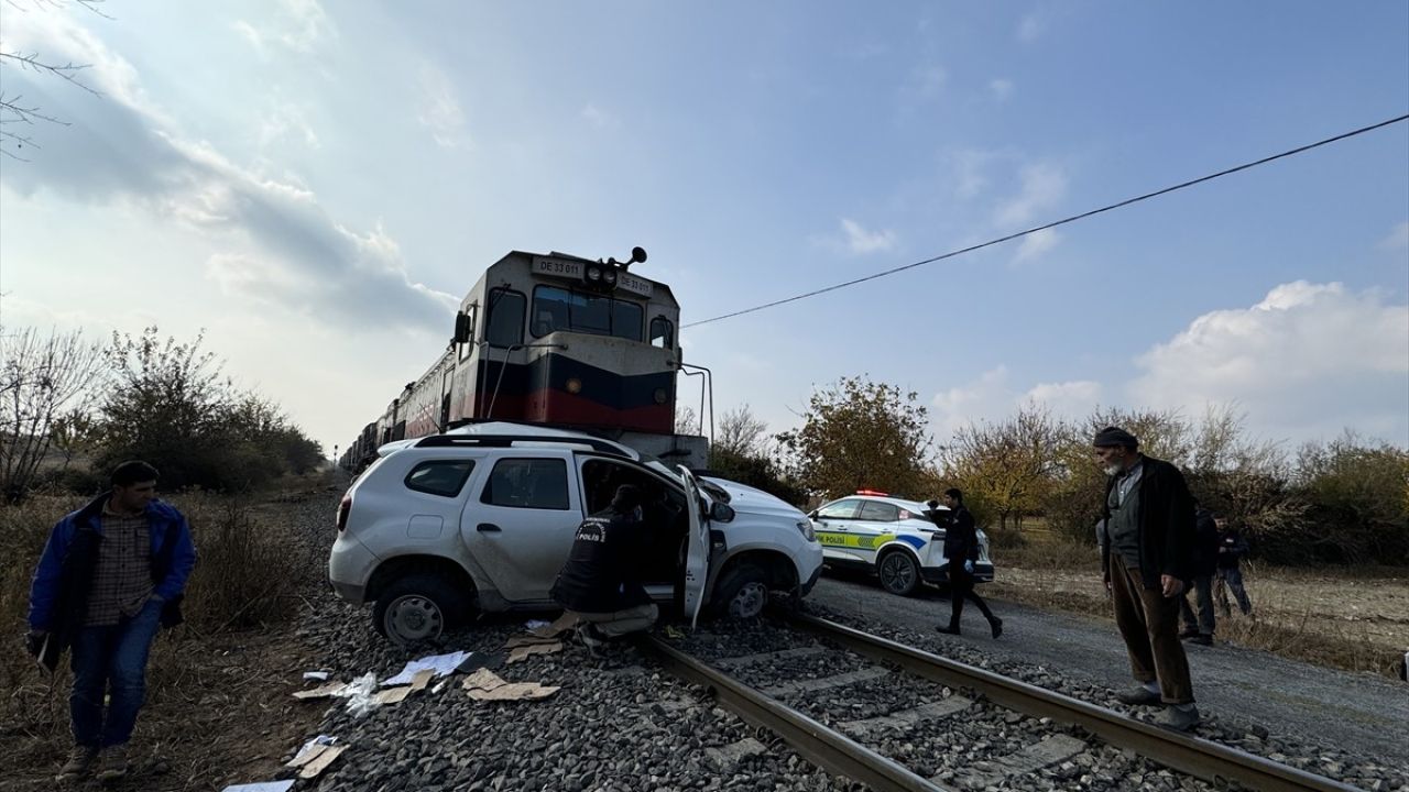 Malatya'da Yük Treni Otomobile Çarptı: 2 Yaralı