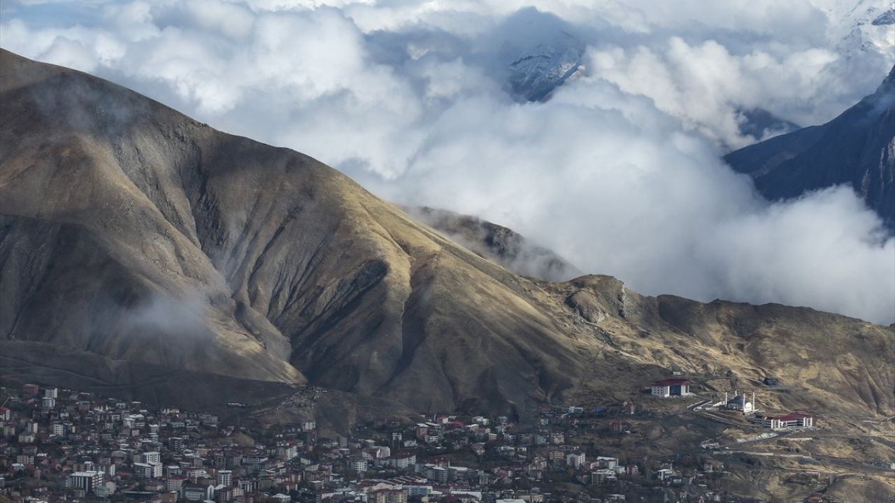 Hakkari Yüksek Kesimlerinde Kar Etkili Oldu