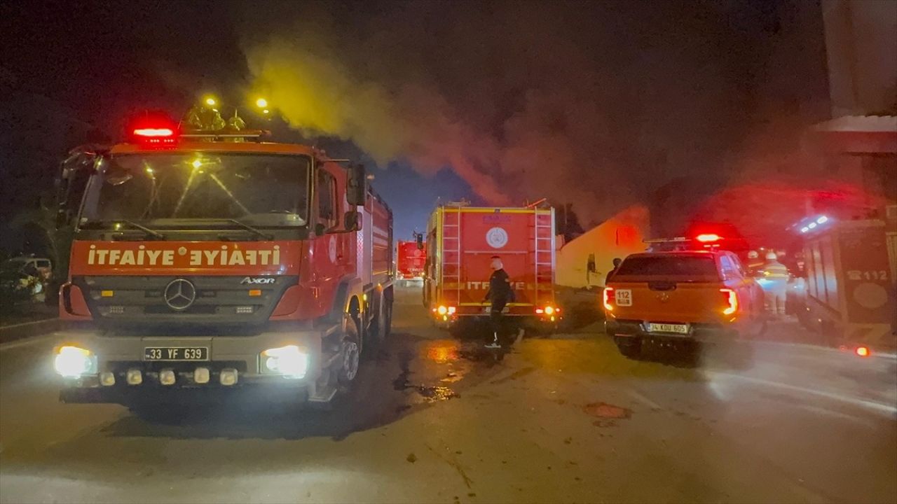 Mersin'deki Tekstil Fabrikasında Yangın Kontrol Altına Alındı