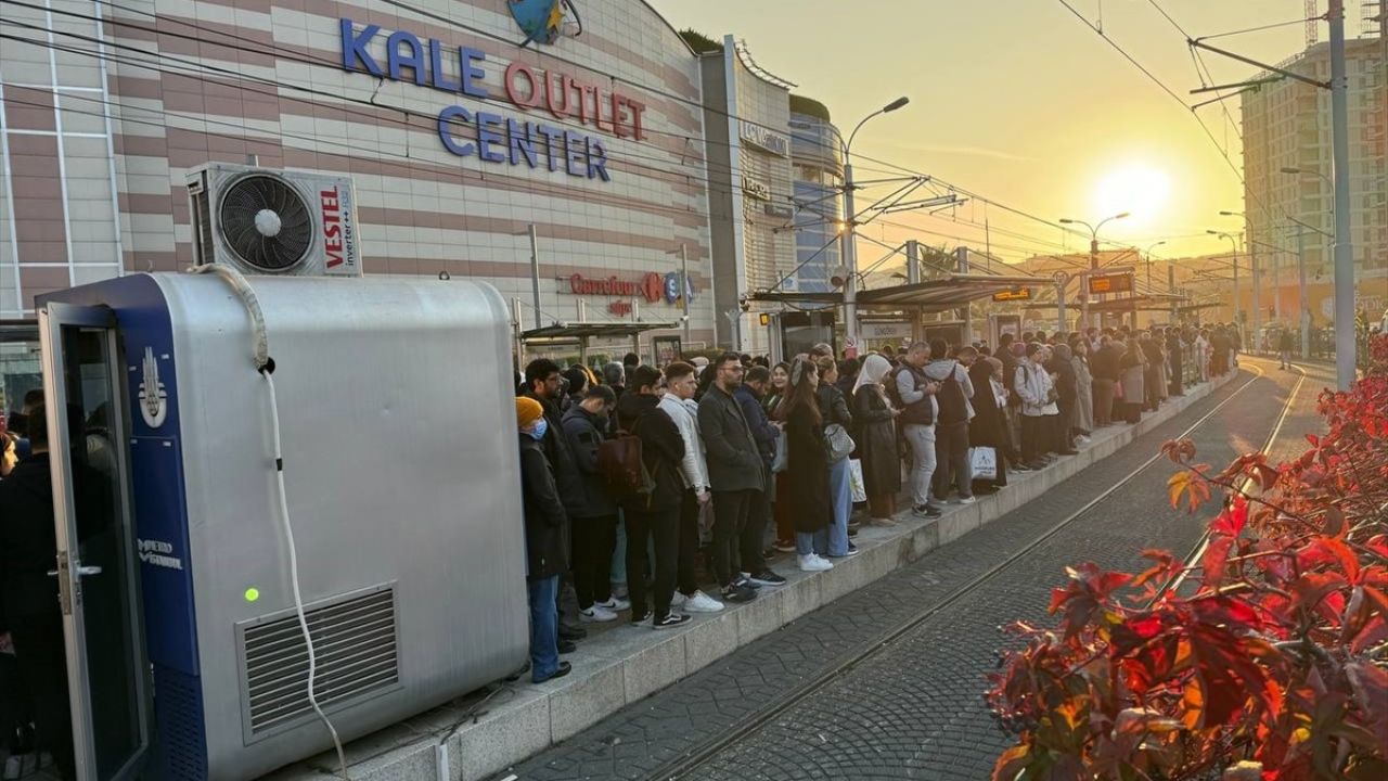 İstanbul'da Trafik ve Toplu Ulaşımda Yoğunluk