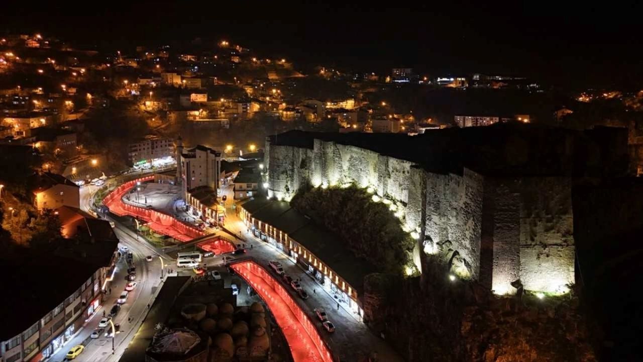 Bitlis'te Tarihi Kale ve Çarşı Işıklandırıldı