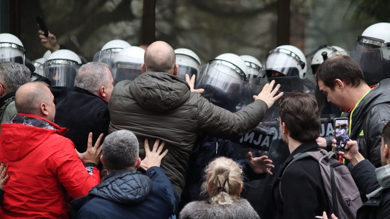 Sırbistan'da Tragedi Üzerine Muhalefetin Protesto Çabaları