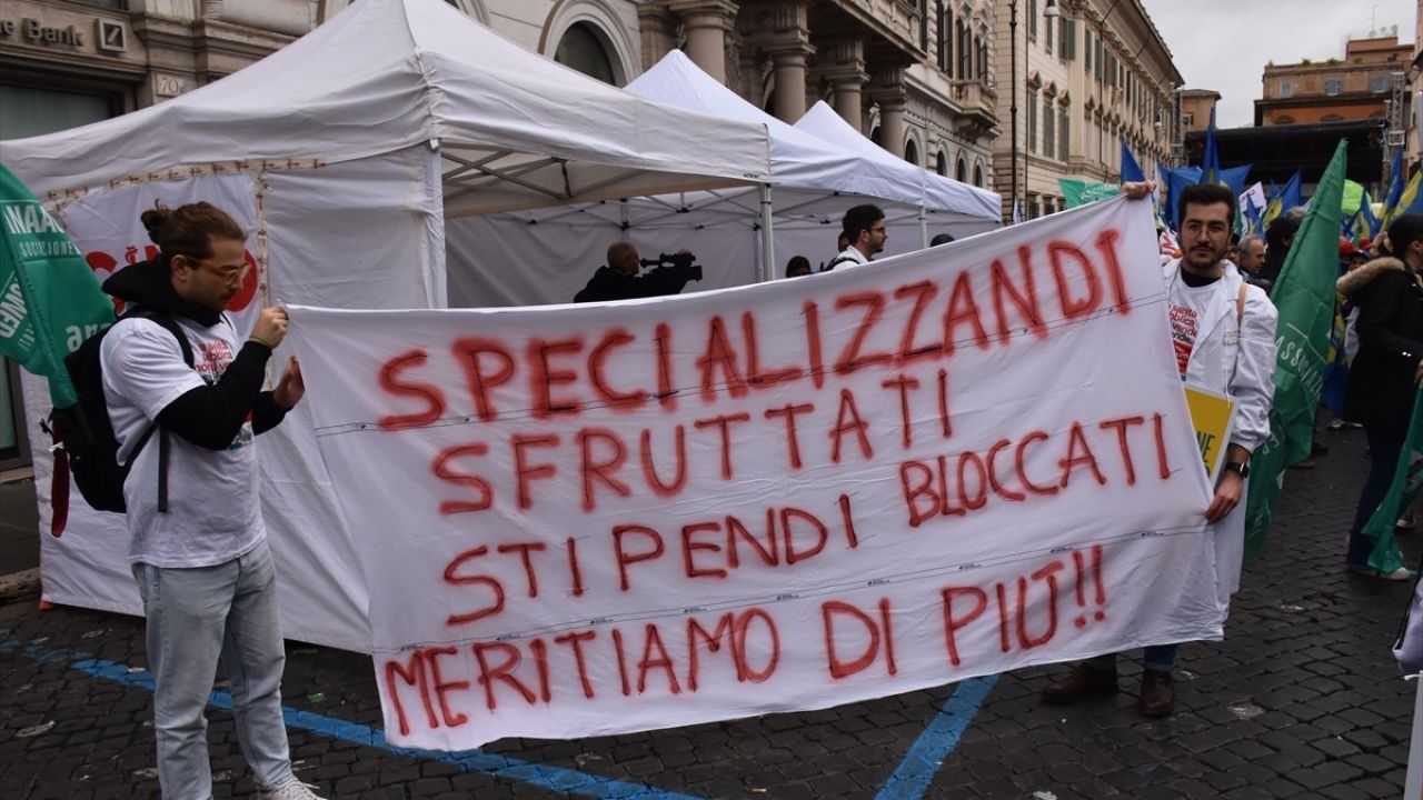 İtalya'da Sağlık Çalışanları 24 Saatlik Greve Gitti