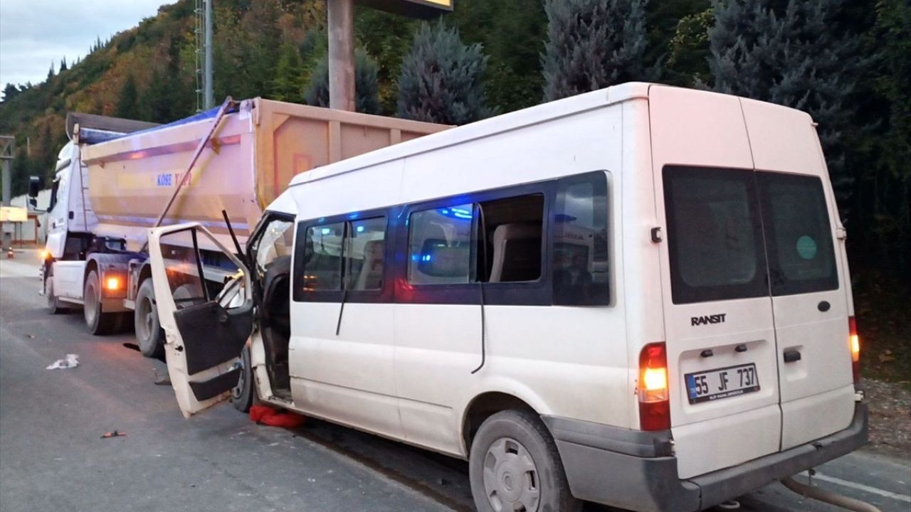 Kocaeli'de Minibüs ve Tır Çarpıştı: 2 Yaralı