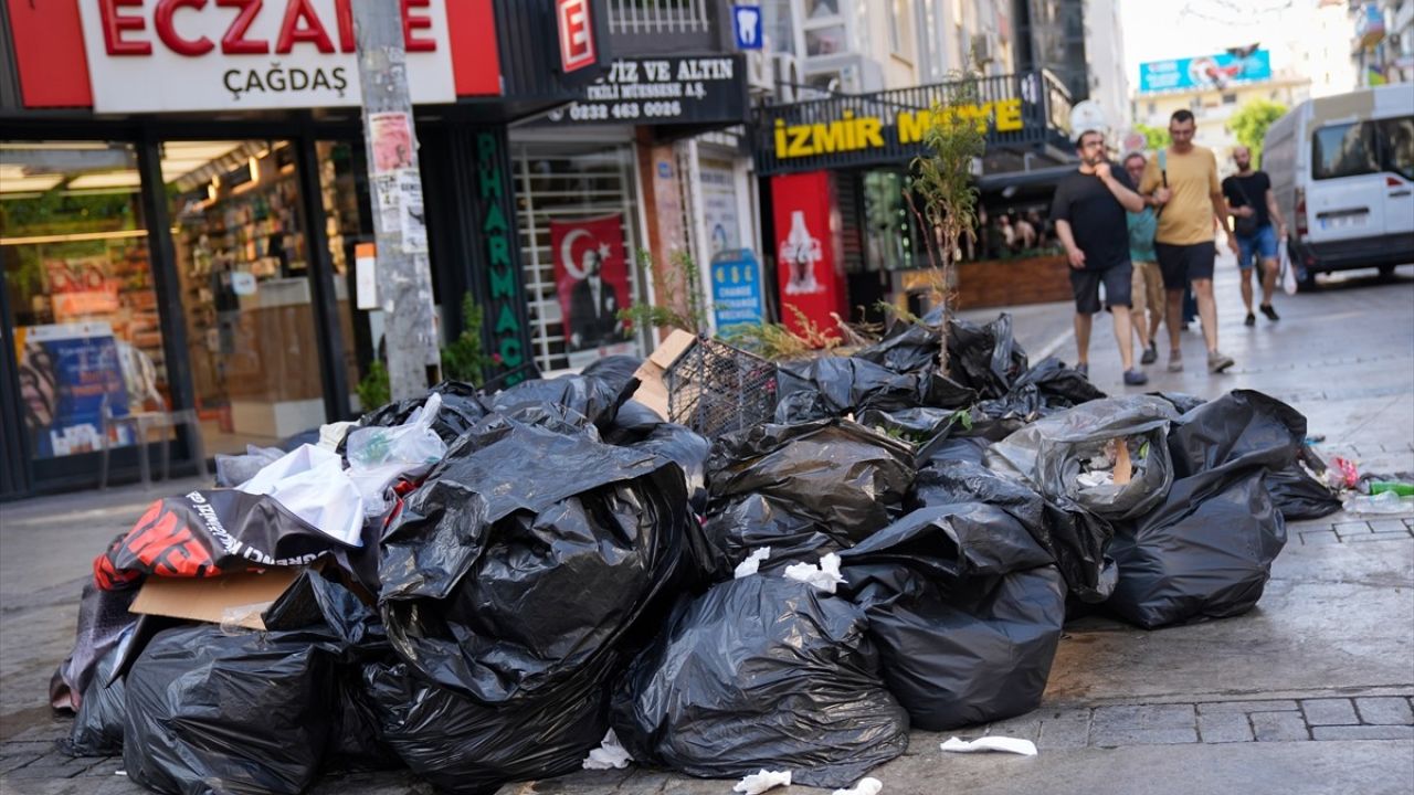 İzmir’de Çöp Krizi: Belediyede İş Bırakan Çalışanlar Kentte Kirliliğe Yol Açtı