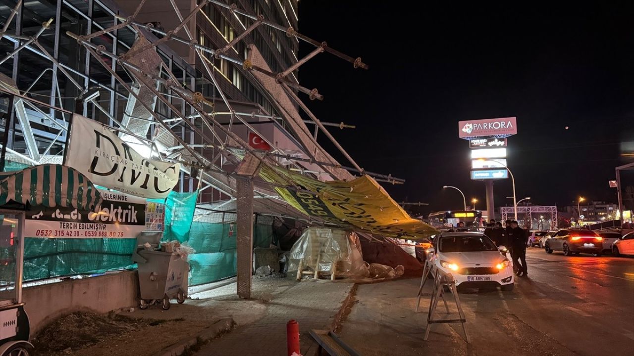 Bursa'da Lodos Devrilen Iskeleyle Otomobile Zarar Verdi