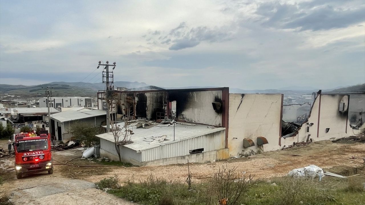 Bursa'daki Mobilya İmalathanesinde Yangın, Soğutma Çalışmaları Devam Ediyor