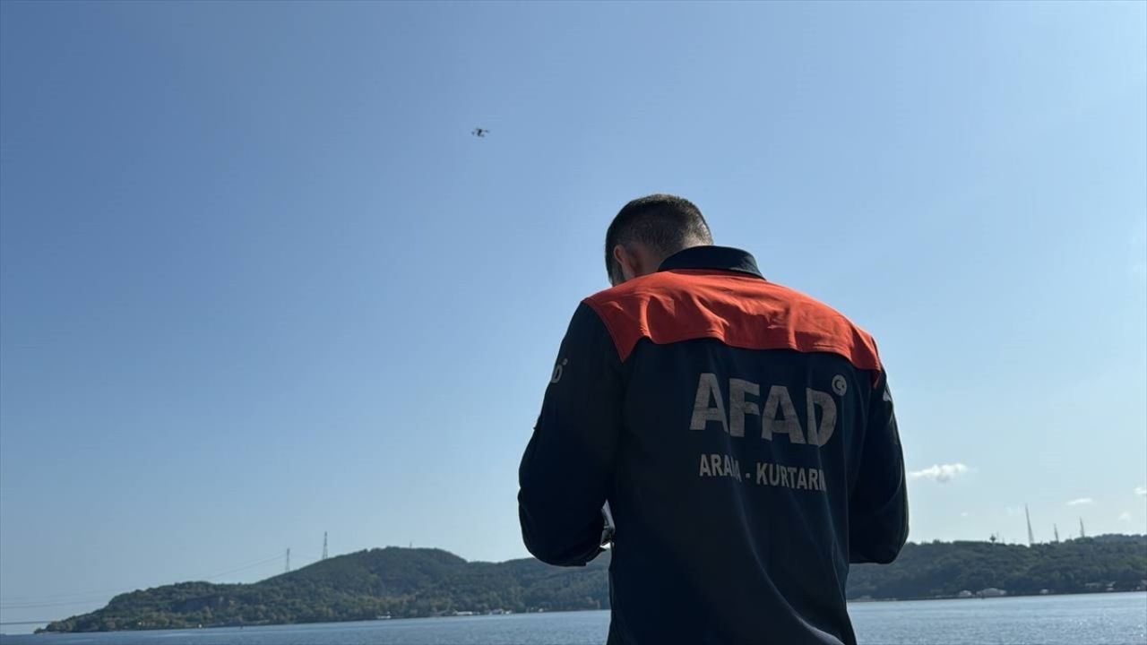 İstanbul Boğazı'nda Tekne Faciası: Arama Çalışmaları Devam Ediyor