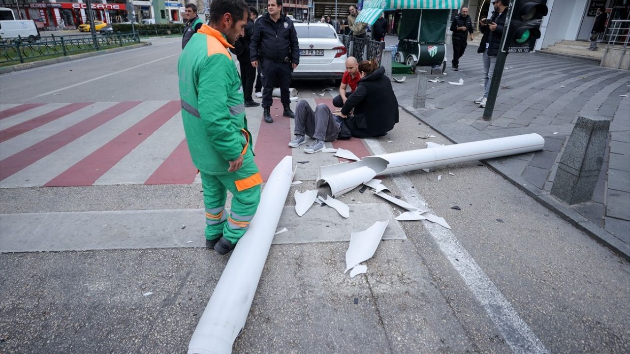 Bursa'da Lodosun Kurbanı: Boru Parçaları Yaralanmaya Neden Oldu