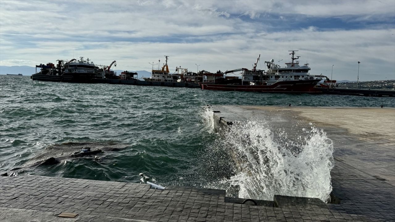 Sinop Limanı'na Fırtına Öncesi Balıkçı Akını