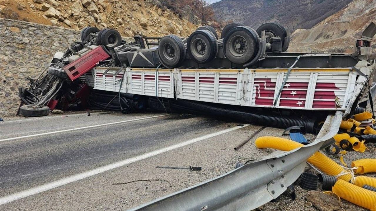 Gümüşhane'de İstitnast Duvarına Çarpan Tırın Sürücüsü Yaralandı