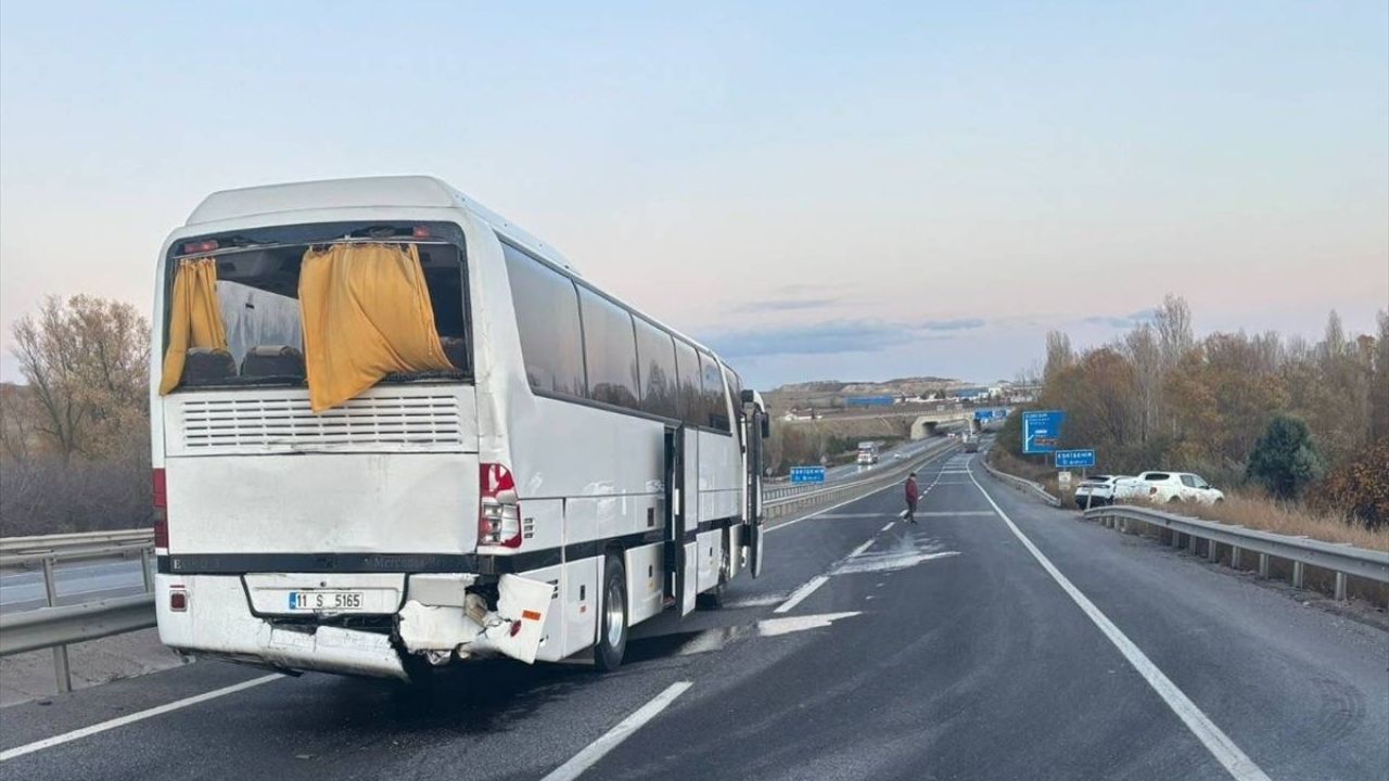 Bilecik'te Tırın İşçi Servisine Çarpması Sonucu 10 Yaralı