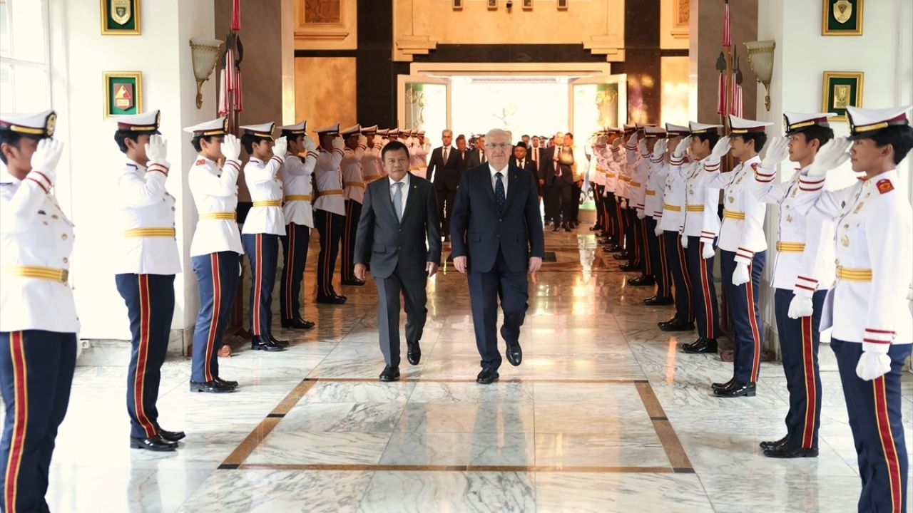 Milli Savunma Bakanı Güler, Endonezya'nın Cumhurbaşkanı ile Görüştü