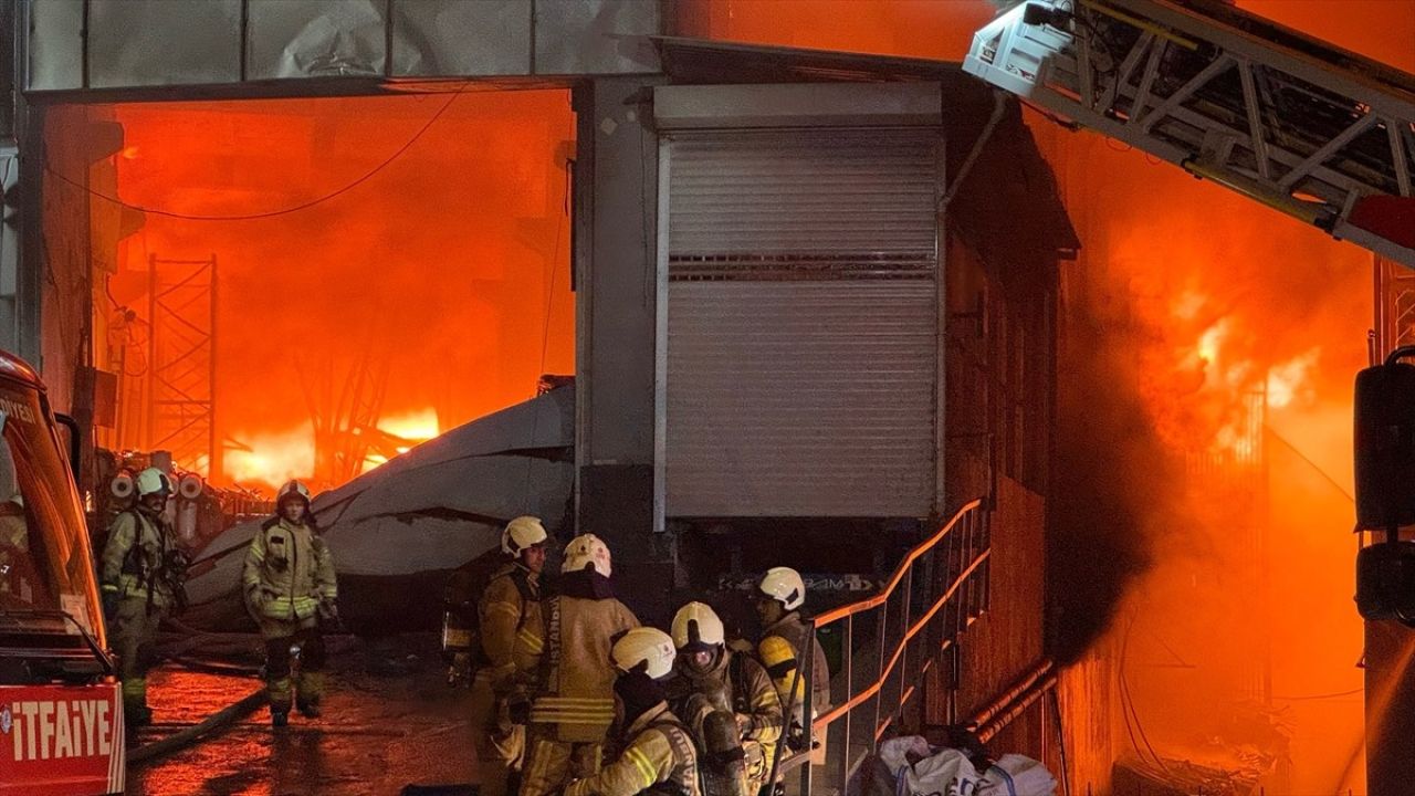 Beylikdüzü'ndeki Fabrika Yangınına Müdahale Ediliyor