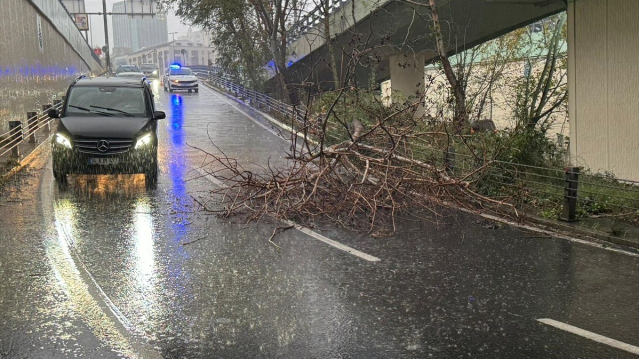 İstanbul'da Şiddetli Sağanak ve Rüzgarın Etkileri