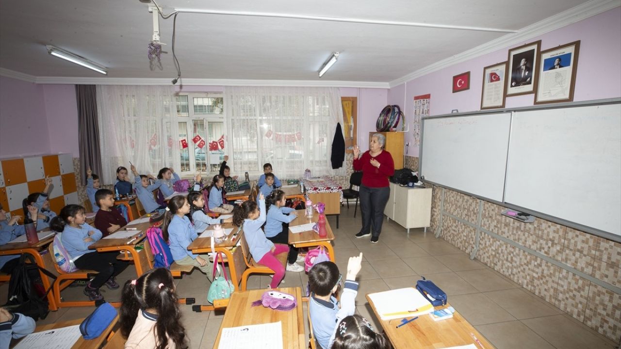 Kanseri Yenen Öğretmen Emine Güven'in Okuluna Dönüşü