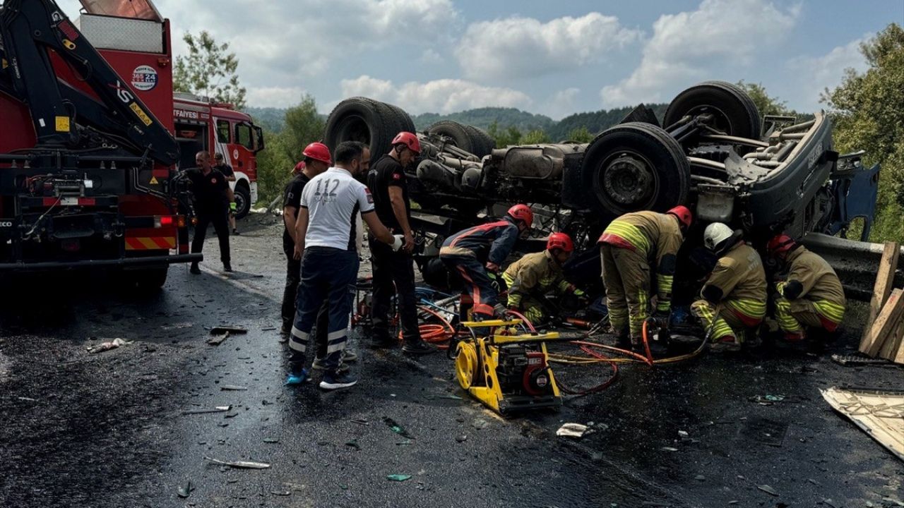 Düzce'de Tır ve Otomobil Çarpıştı: 2 Ölü, 2 Yaralı