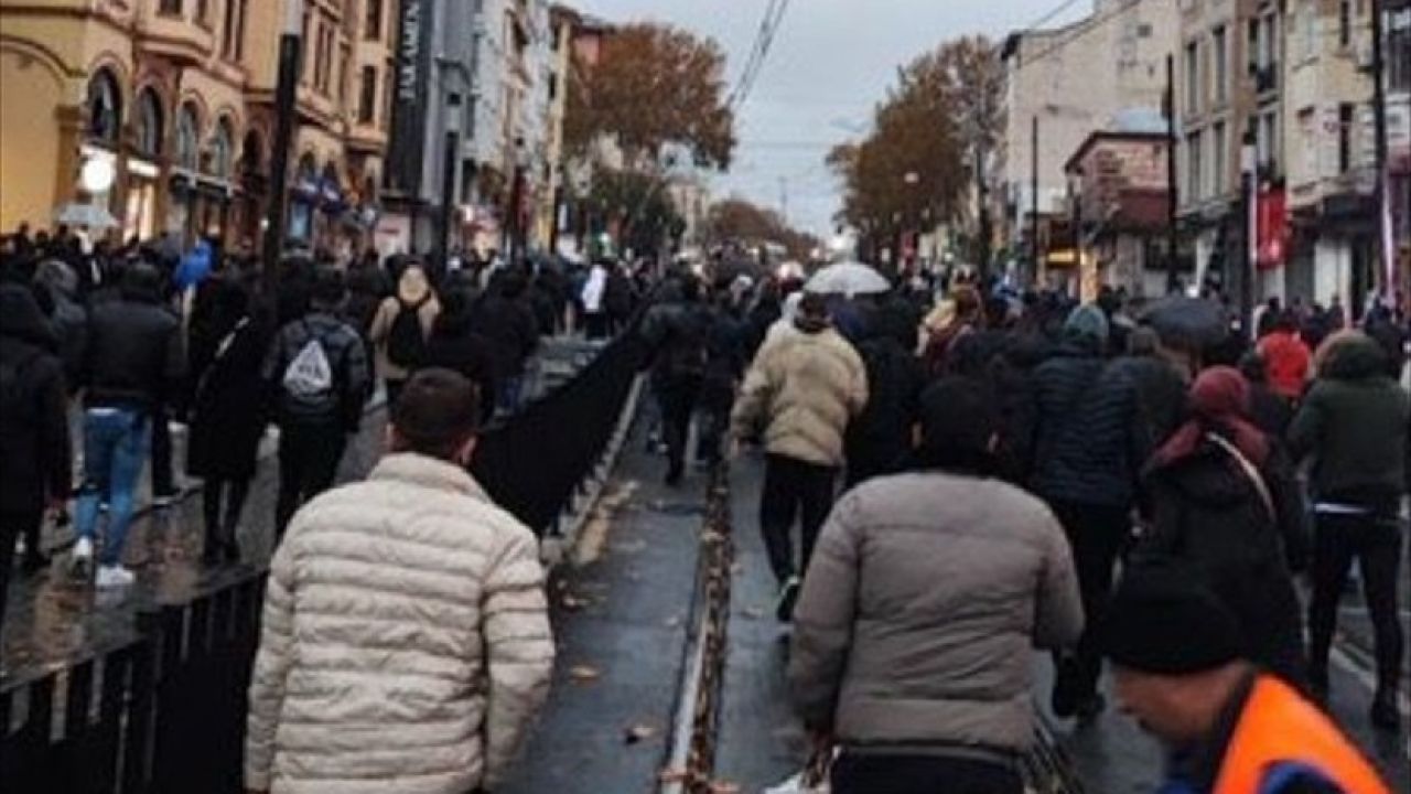 İstanbul'da Tramvay Arızası Yolcuları Raylarda Yürümeye Zorladı