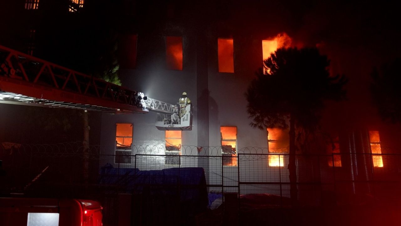 Beylikdüzü'nde Fabrikada Yangın Çıktı