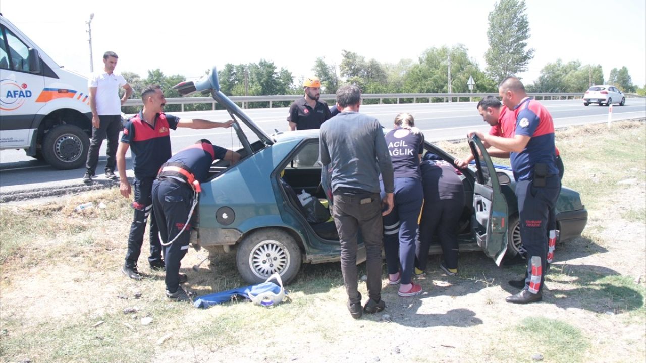 Erzincan'da Trafik Kazası: 2 Çocukla 4 Yaralı