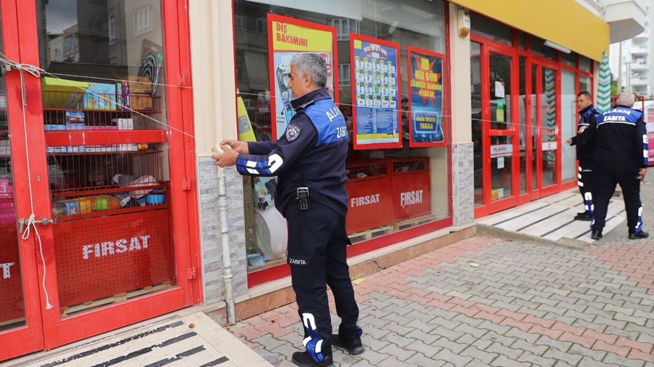 Alanya'da Son Kullanma Tarihi Geçmiş Gıdalar Sebebiyle Market Mühürlendi