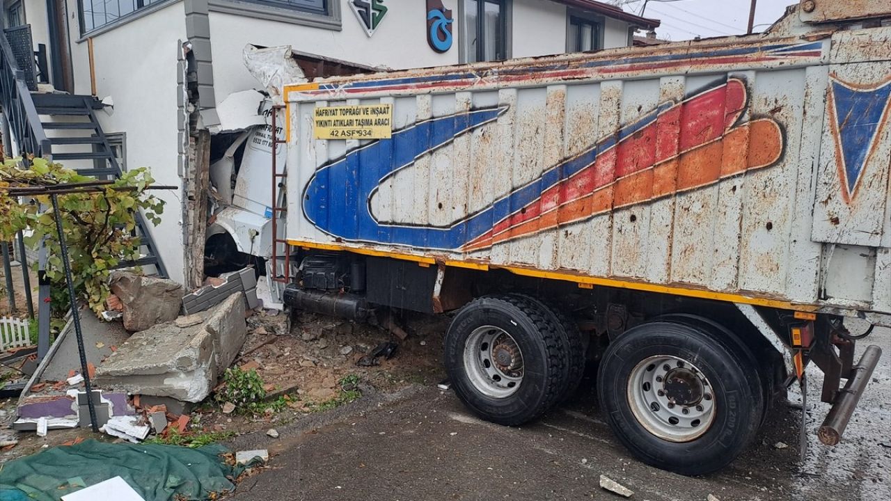 Sakarya'da Fren Arızası Sonucu Kamyon Eve Girdi