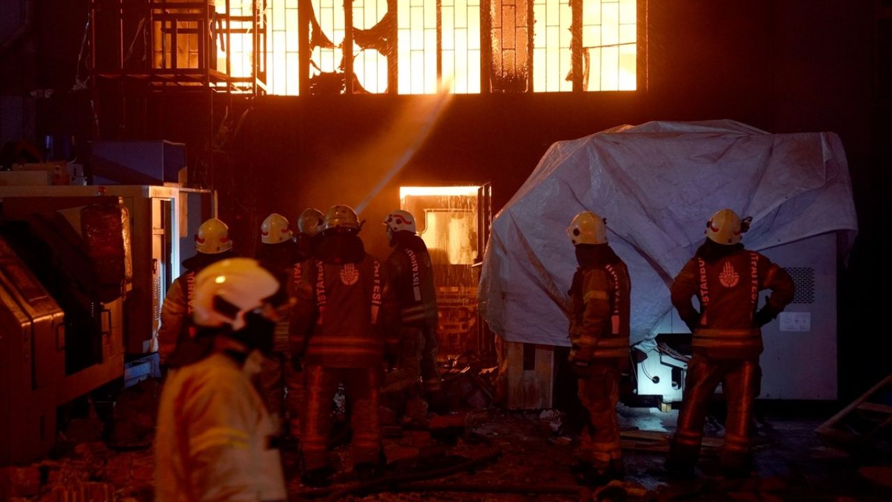 Beylikdüzü'nde Fabrika Yangını: İtfaiye Müdahalesi 14 Saat Sürüyor