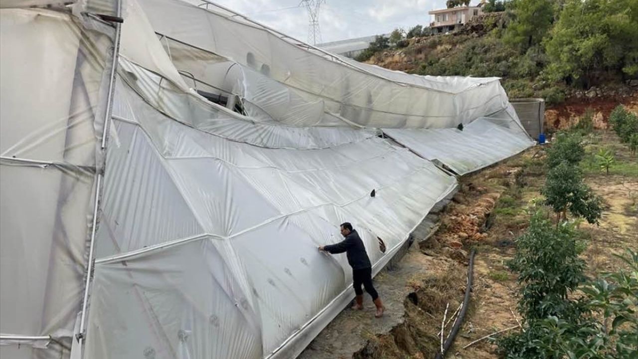 Antalya'da Hortum ve Sağanak, Tarım Üzerinde Olumsuz Etki Yarattı