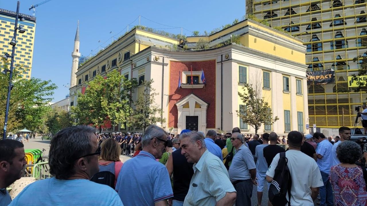 Tiran'da Protestolar Sürüyor: Belediye Başkanı Veliaj'a İstifa Çağrısı