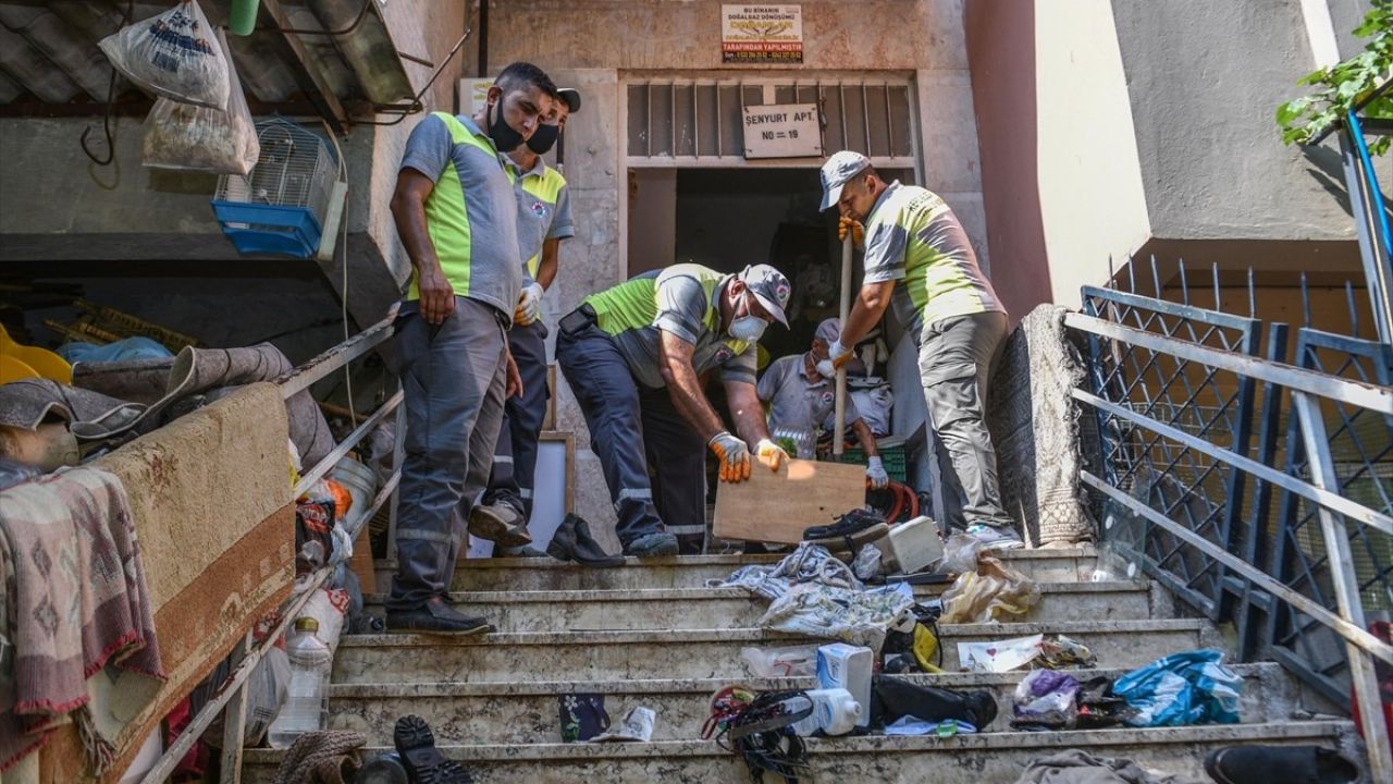 Antalya'da 6 Kamyon Çöp Temizlendi